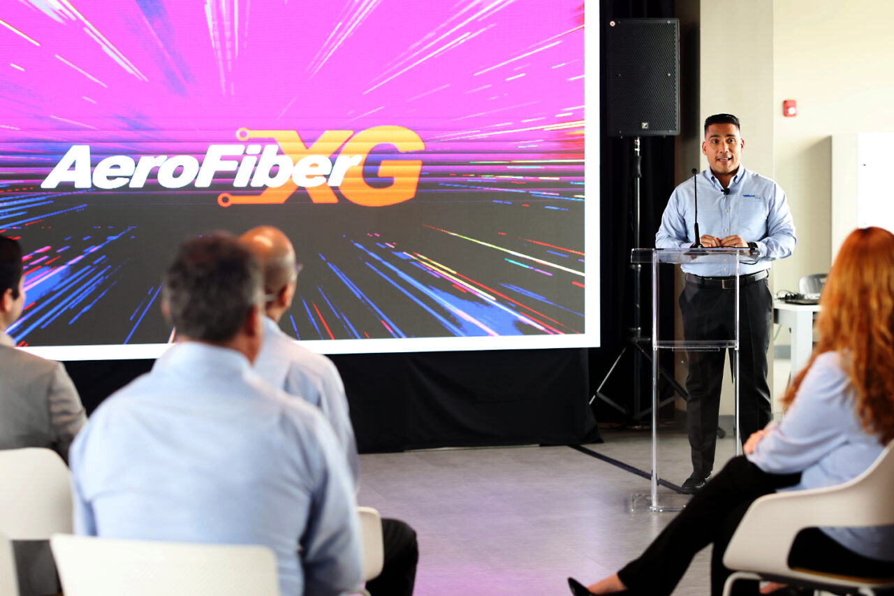 Gino Villarini explica las capacidades de AeroFiberXG